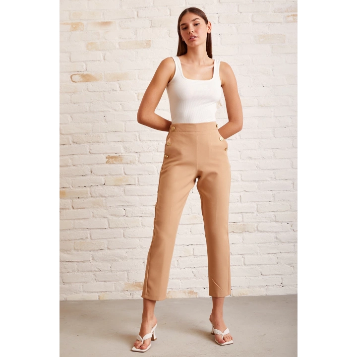 Düğme Detaylı Dar Paça Pantolon Bej