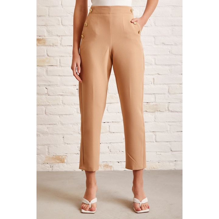 Düğme Detaylı Dar Paça Pantolon Bej