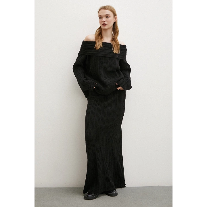 Etekli Madonna Yaka Takım Siyah