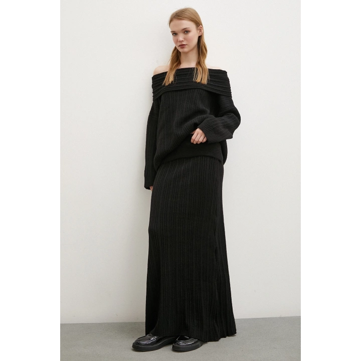 Etekli Madonna Yaka Takım Siyah