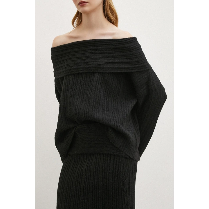 Etekli Madonna Yaka Takım Siyah