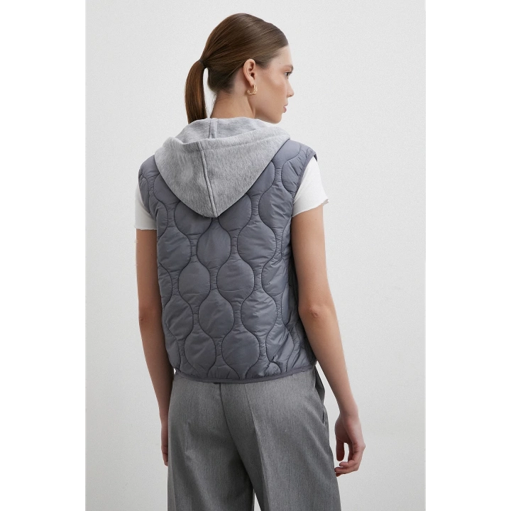 Kapüşonlu Kapitone Yelek Gri