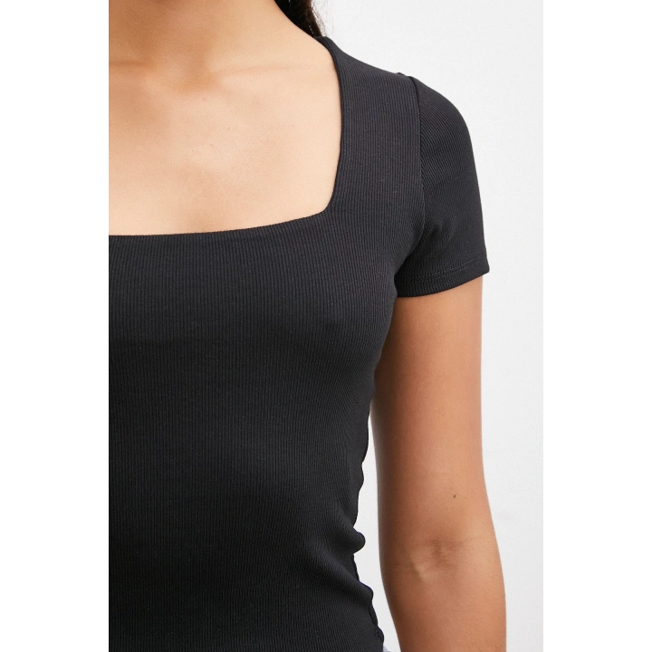 Kare Yaka T-shirt Siyah