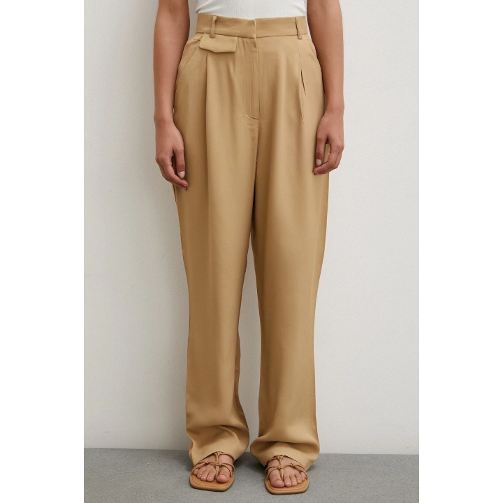 Kemer Detaylı Klasik Pantolon Bej