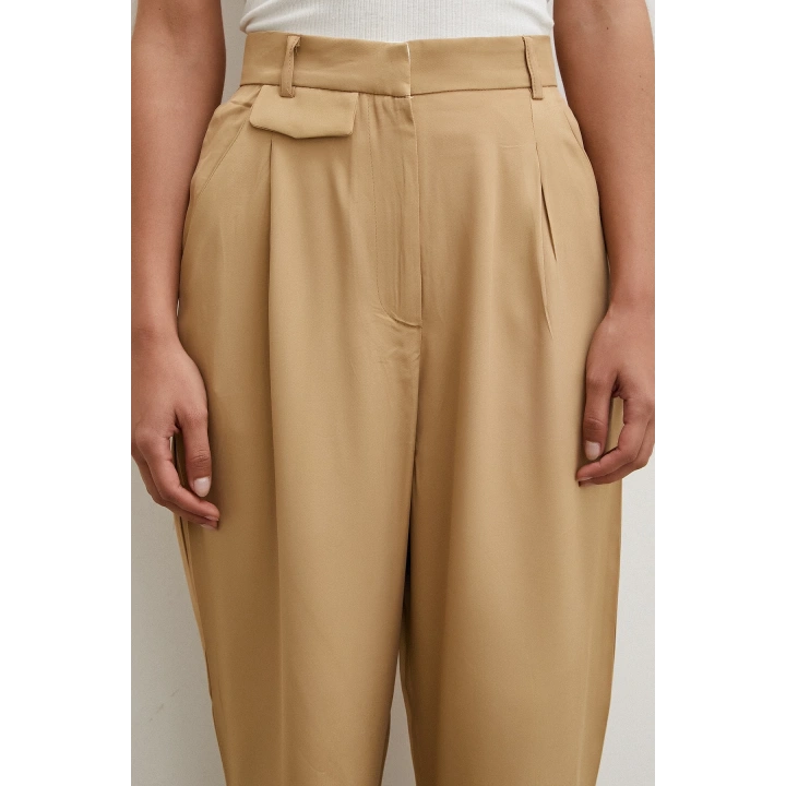 Kemer Detaylı Klasik Pantolon Bej