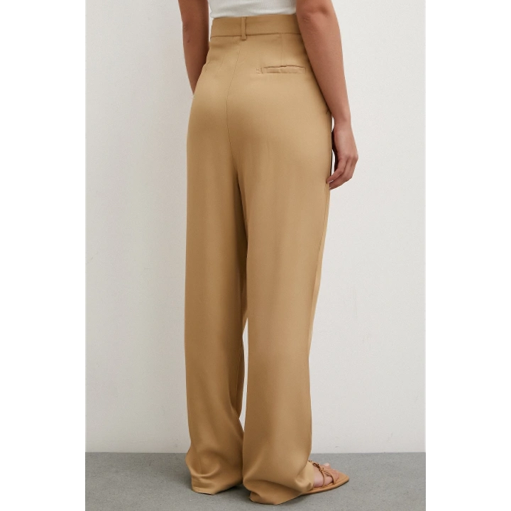 Kemer Detaylı Klasik Pantolon Bej