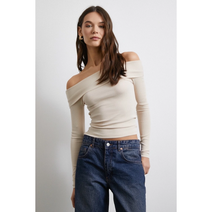 Omzu Açık Kaşkorse Bluz Bej