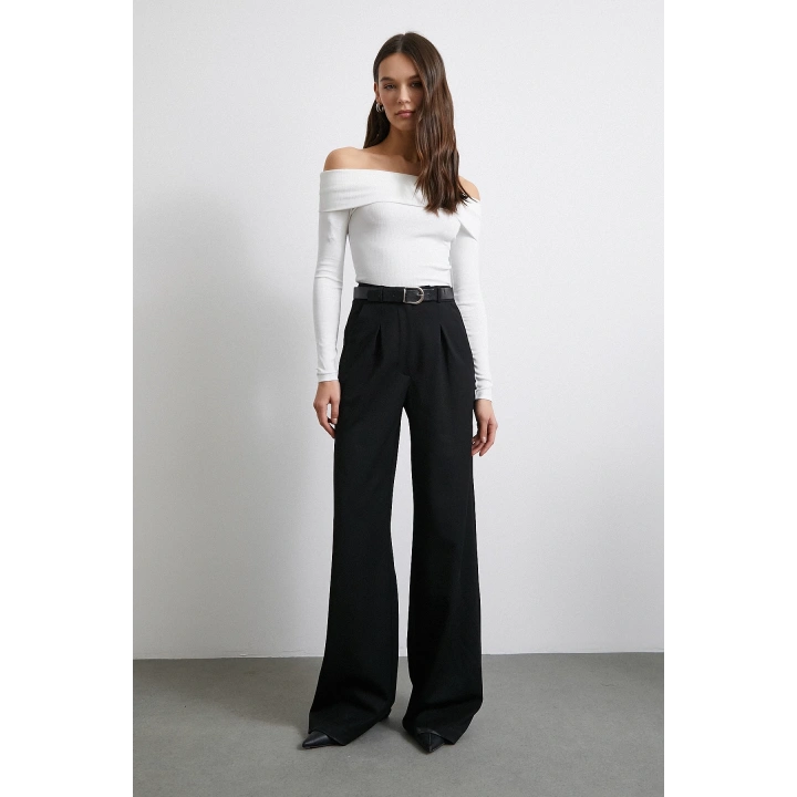 Omzu Açık Kaşkorse Bluz Beyaz