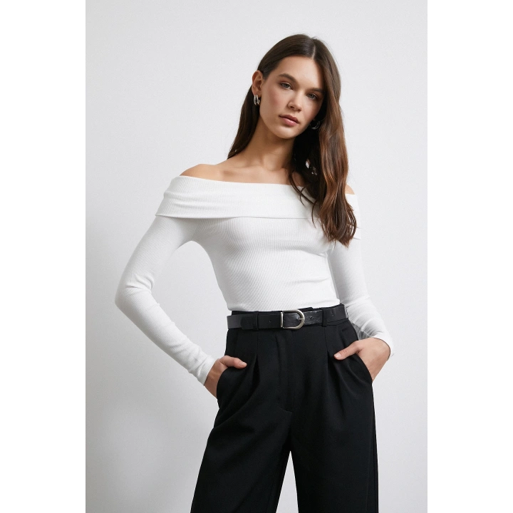 Omzu Açık Kaşkorse Bluz Beyaz