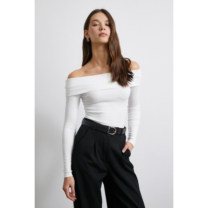 Omzu Açık Kaşkorse Bluz Beyaz