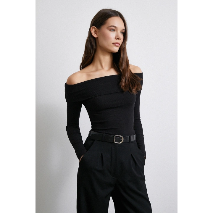 Omzu Açık Kaşkorse Bluz Siyah