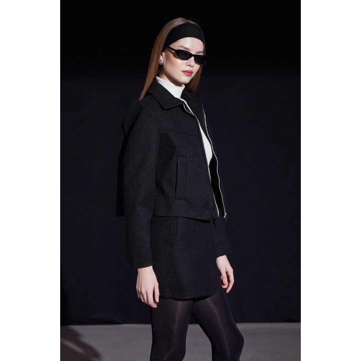 Önü Katlı Kaşe Etek Siyah