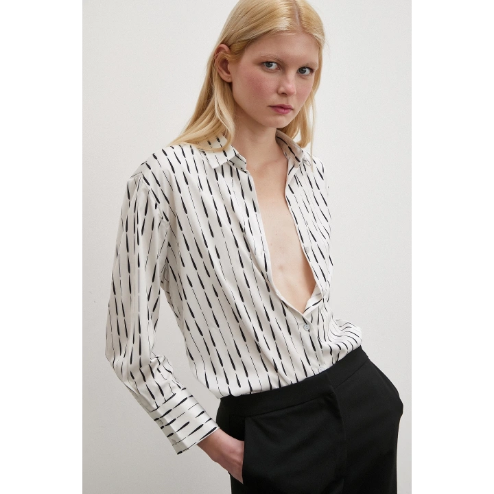 V Yaka Desenli Gömlek Krem