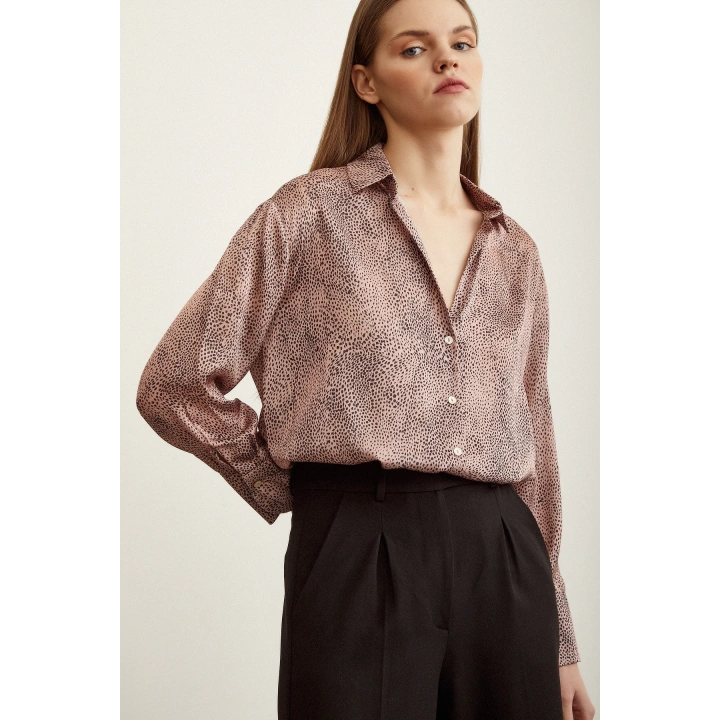 V Yaka Desenli Saten Gömlek Gül Kurusu