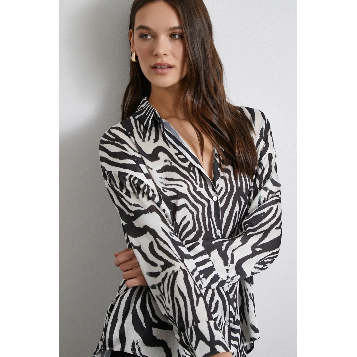 Zebra Desen V Yaka Saten Gömlek Siyah