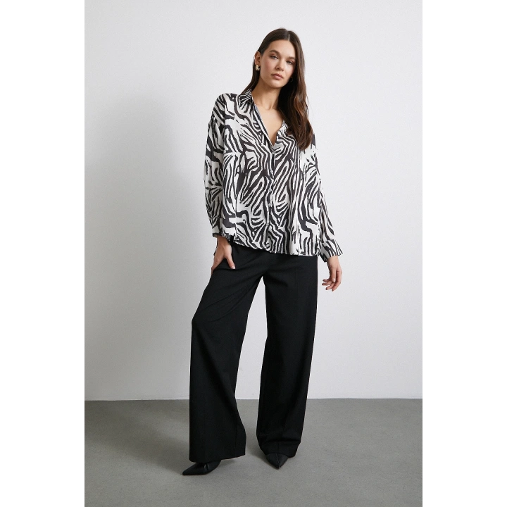 Zebra Desen V Yaka Saten Gömlek Siyah