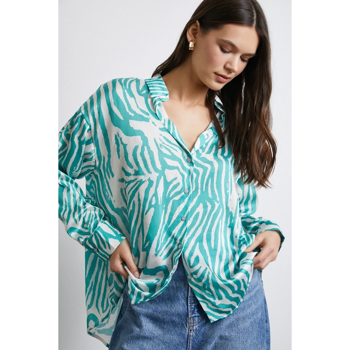 Zebra Desen V Yaka Saten Gömlek Yeşil