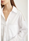 Omuzda Boncuk Detaylı  Oversize Gömlek Beyaz