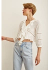 Şerit Dantel Detaylı Fırfırlı Bluz Beyaz