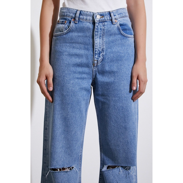 Yırtık Detaylı Kesik Paça Jean Mavi