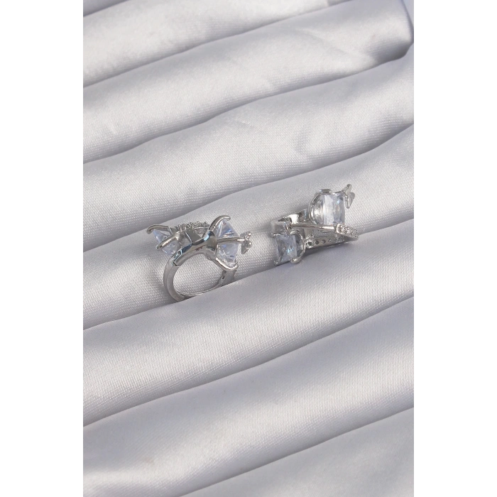 Pirinç Gümüş Renk İri Zirkon Taşlı Kıvrımlı Minimal Kelebekli Halka Küpe