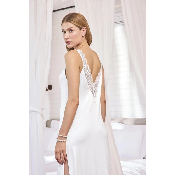 Göğüs Ve Sırt Dekolteli Dantelli Ve Yırtmaçlı Gecelik