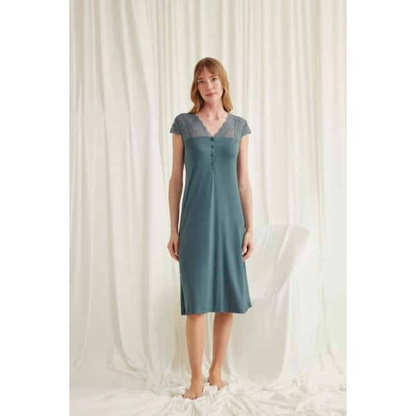 Kolu Omzu Ve Yakası Dantelli Önü Düğmeli Gecelik