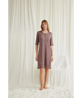 Dantel Detaylı Kısa Kollu Ve Önü Düğmeli Gecelik