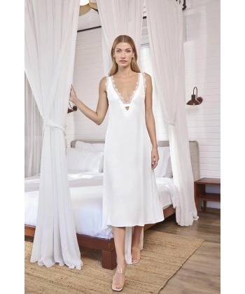 Göğüs Ve Sırt Dekolteli Dantelli Saten Gecelik