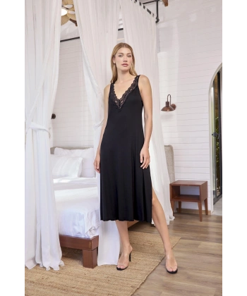 Göğüs Ve Sırt Dekolteli Dantelli Ve Yırtmaçlı Gecelik