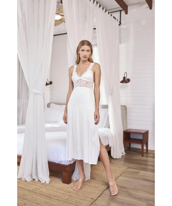 Göğüs Ve Sırt Dekolteli Dantelli Ve Yırtmaçlı Saten Gecelik