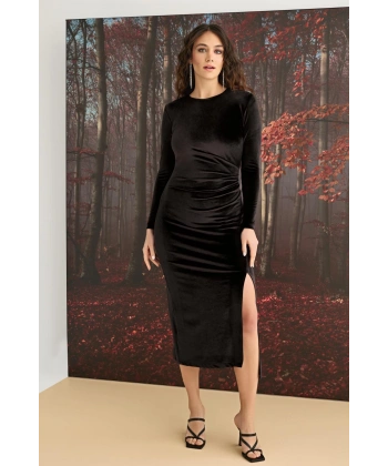 Uzun Kollu Yırtmaçlı Kadife Elbise