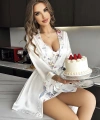 Özel Tasarım Çiçek Desenli Göğüs Dekolteli Sabahlıklı 2li Beyaz Saten Gecelik Takımı