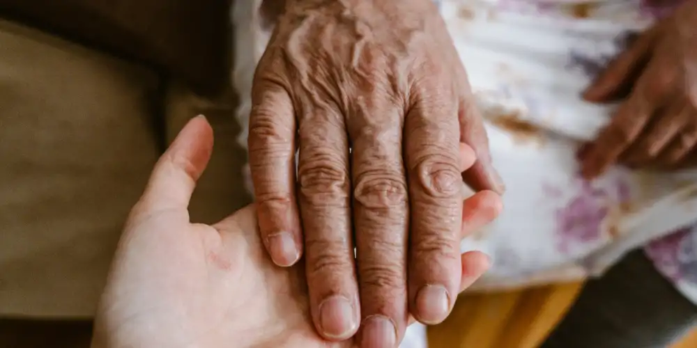 Yaşlı Bakımında En Sık Yapılan İletişim Hataları ve Rahatlatıcı Yaklaşımlar