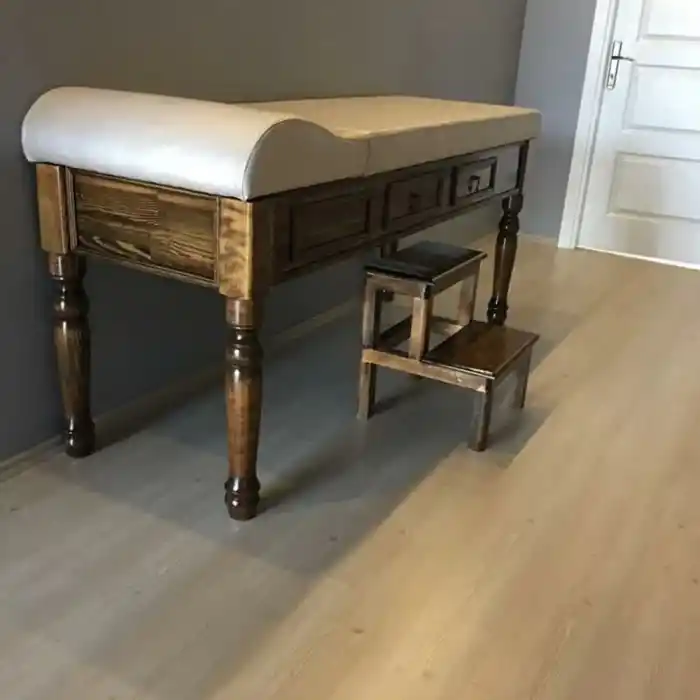 Ahşap Çekmeceli ve Eskobalı Muayene Masası | Tornalı Ayaklı, Ayarlanabilir ve El Yapımı