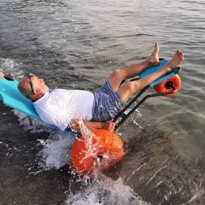 Engelli Plaj Sandalyesi | 3 Tekerlekli, Hafif, CE Belgeli Kolçaksız ve Korozyona Dayanıklı Tasarım