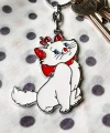 Kırmızı Kurdelalı ve Papyonlu Beyaz Renkli Şirin Kedi Metal Anahtarlık