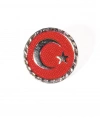 Kırmızı Zeminde Ay Yıldız Kabartmalı Yuvarlak Metal Rozet