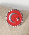 Kırmızı Zeminde Ay Yıldız Kabartmalı Yuvarlak Metal Rozet