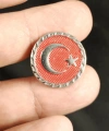 Kırmızı Zeminde Ay Yıldız Kabartmalı Yuvarlak Metal Rozet