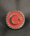 Kırmızı Zeminde Ay Yıldız Kabartmalı Yuvarlak Metal Rozet