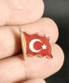 Dalgalanan Kırmızı Türk Bayrağı Metal Rozet