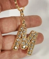 Taşlı M Harfi Gold Metal Anahtarlık – Kişisel Anlam, Işıltılı Zarafet ve Şık Detaylar