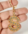 Taşlı S Harfi Gold Metal Anahtarlık – Kişisel Zarafet, Işıltılı Tasarım ve Şık Dokunuş