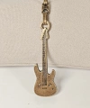 Antik Bronz Gitar Figürlü Metal Anahtarlık – Müziğin Özgür Ruhu ve Zamansız Stil