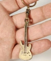 Antik Bronz Gitar Figürlü Metal Anahtarlık – Müziğin Özgür Ruhu ve Zamansız Stil