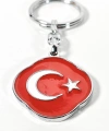 Türk Bayrağı Figürlü Kırmızı Metal Anahtarlık – Sade Şıklık ve Güçlü Anlamın Buluşması