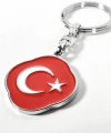 Türk Bayrağı Figürlü Kırmızı Metal Anahtarlık – Sade Şıklık ve Güçlü Anlamın Buluşması