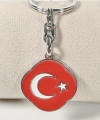 Türk Bayrağı Figürlü Kırmızı Metal Anahtarlık – Sade Şıklık ve Güçlü Anlamın Buluşması