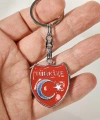 Türkiye Yazılı Ay Yıldız Figürlü Kırmızı Metal Anahtarlık – Sade, Net ve Güçlü Bir Duruş